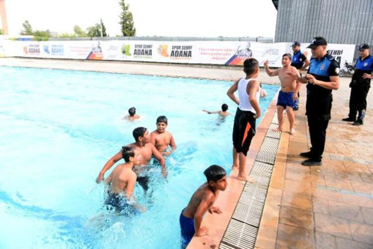 Polisten sulama kanalına baskın! Çocuklara yaptıkları sürprizle şaşırttılar - Resim: 2