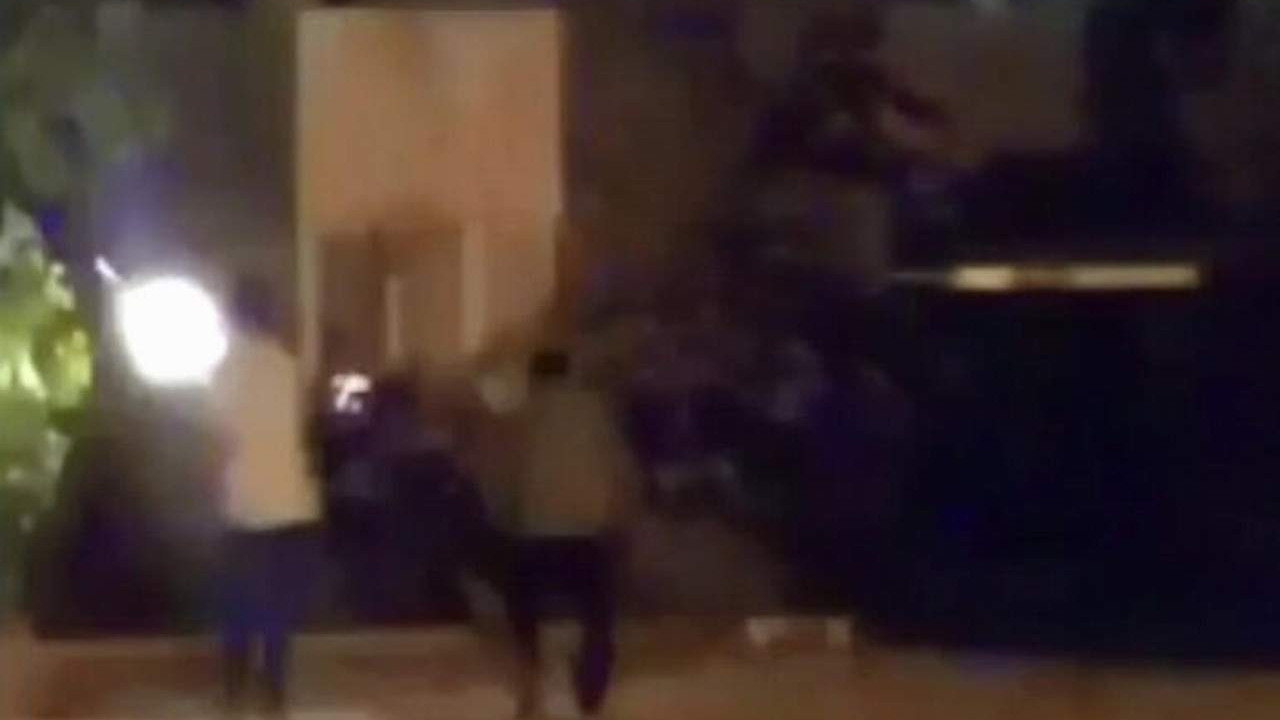 Annesini, eşiyle evlendirmek isteyen kadının evini kurşunladı