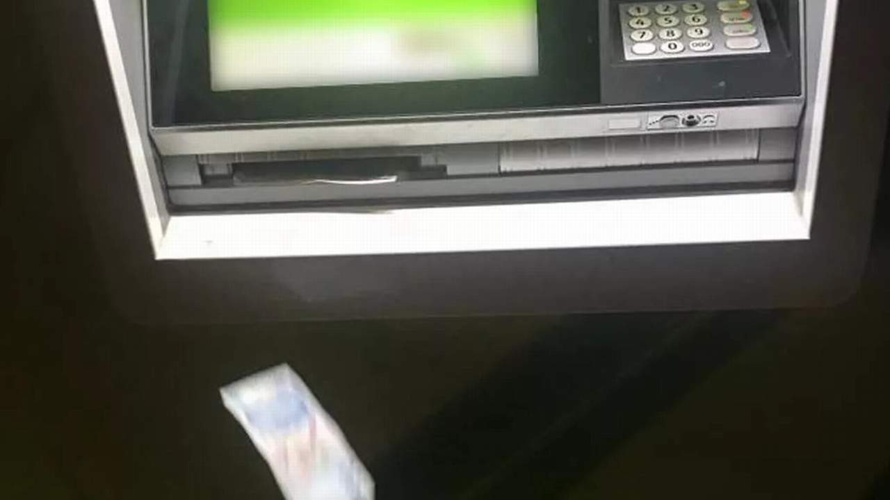 ATM para saçtı, vatandaş ne yapacağını şaşırdı