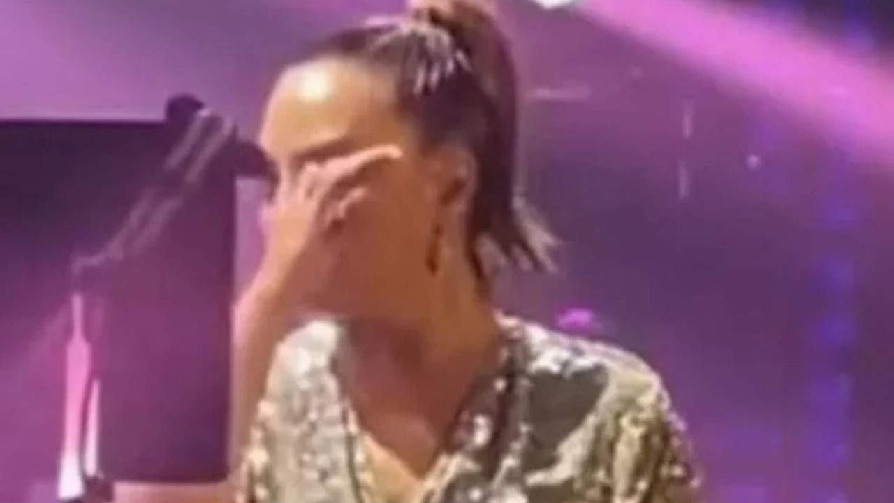 Ebru Gündeş, konserinde gözyaşlarına boğuldu