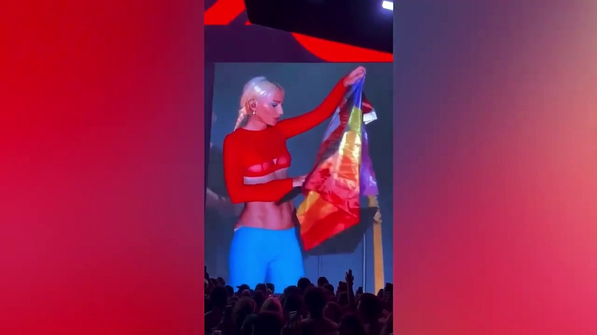 Gülşen sahnede LGBT bayrağı açtı, ortalık karıştı
