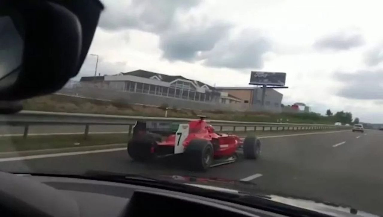 Formula 1 aracını trafikte gören bir daha baktı! - Resim: 1