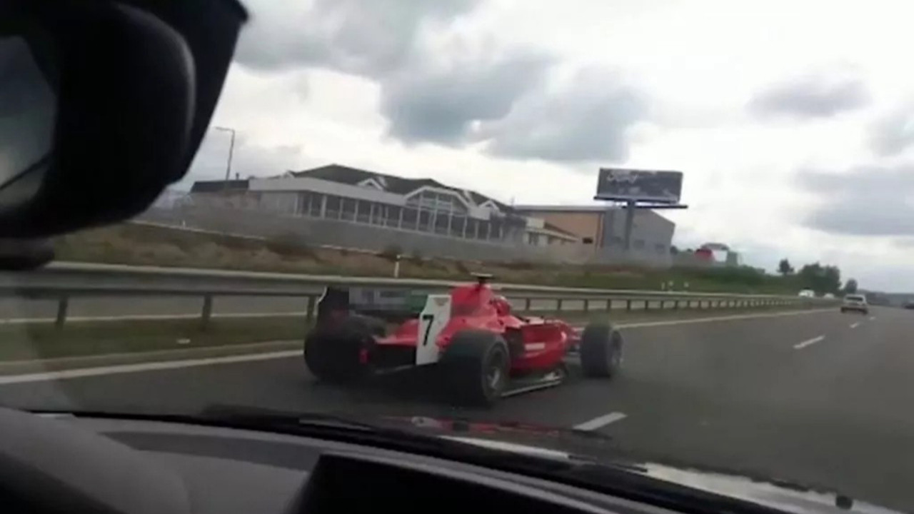 Formula 1 aracını trafikte gören bir daha baktı!