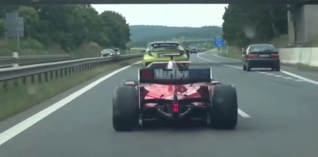 Formula 1 aracını trafikte gören bir daha baktı! - Resim: 2