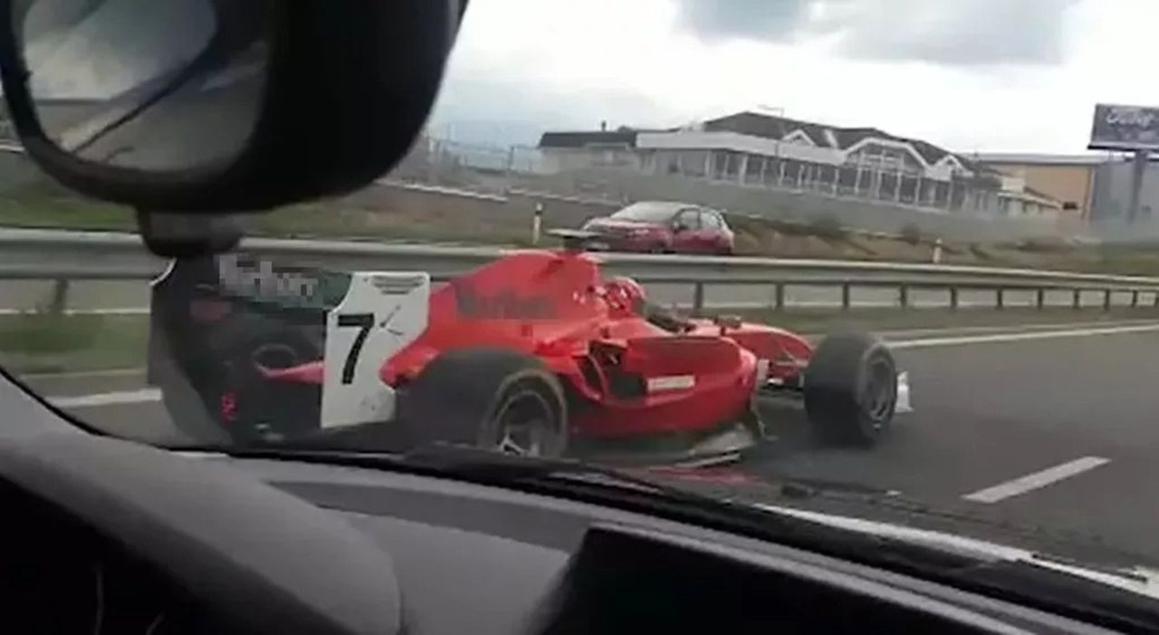 Formula 1 aracını trafikte gören bir daha baktı! - Resim: 3
