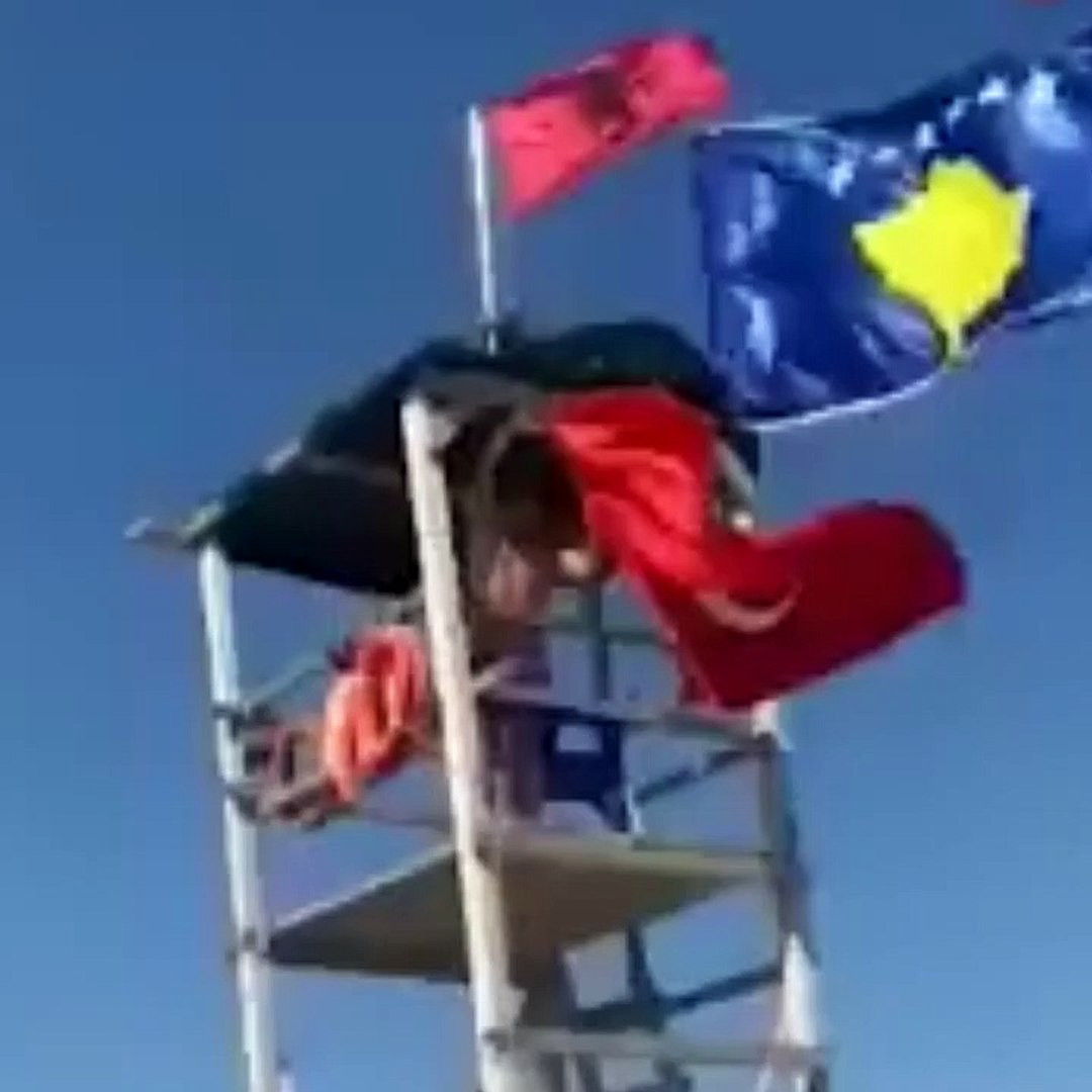 Plajda Türk Bayrağı'na saldırı! Bayrağı indirip denize attı