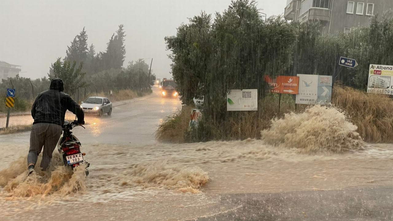 Şiddetli yağış Bursa'yı vurdu; yollar göle döndü