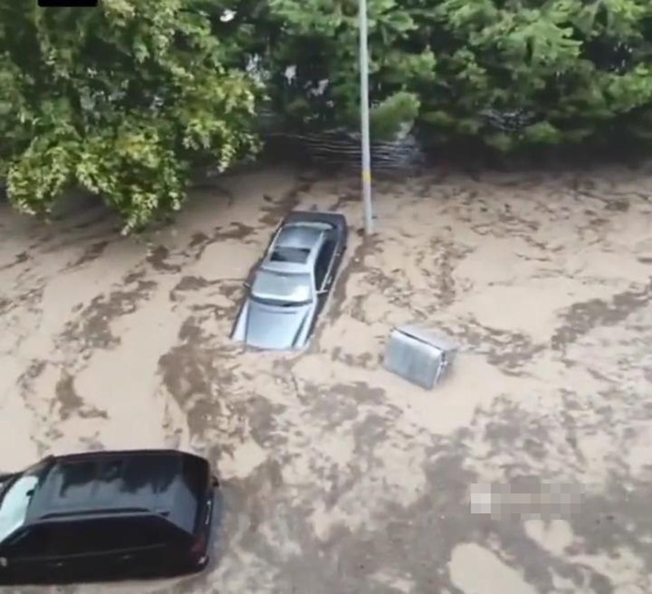 Yaz yağmuru sele dönüştü: Araçlar sular altında kaldı! - Resim: 3