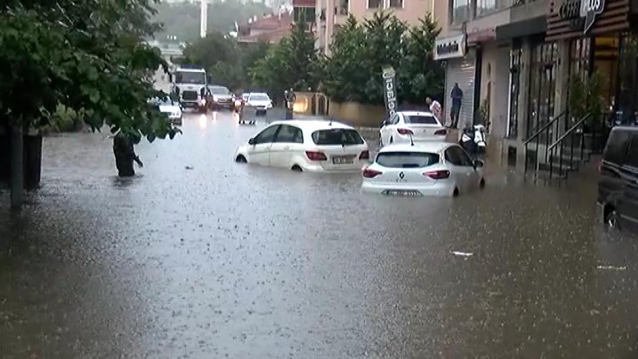 İstanbul'da gündüz geceye döndü, sağanak fena vurdu - Resim: 1