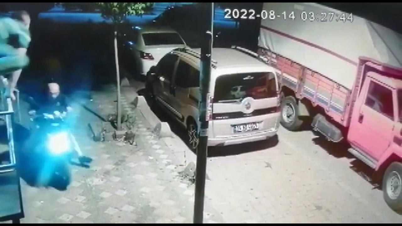 Motosiklet hırsızını uçan tekmeyle yere serdi - Resim: 3