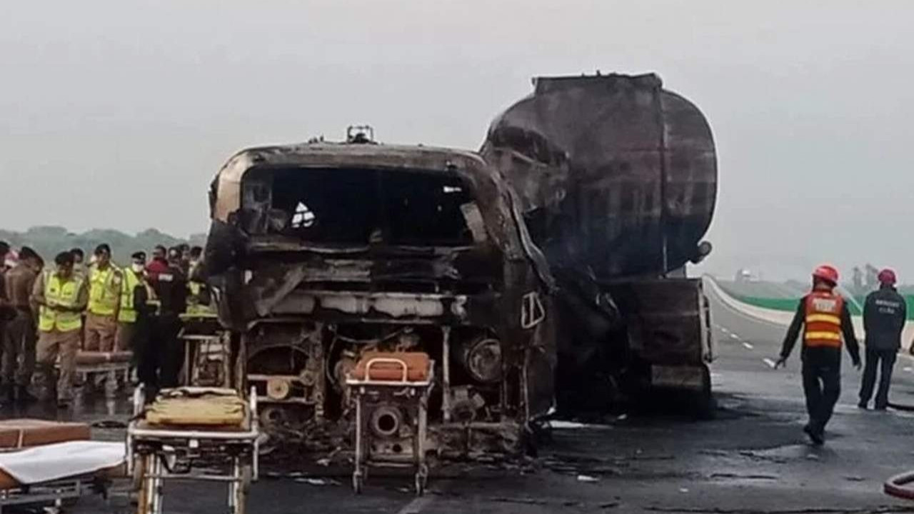 Petrol tankeri ile otobüs çarpıştı; 20 kişi öldü