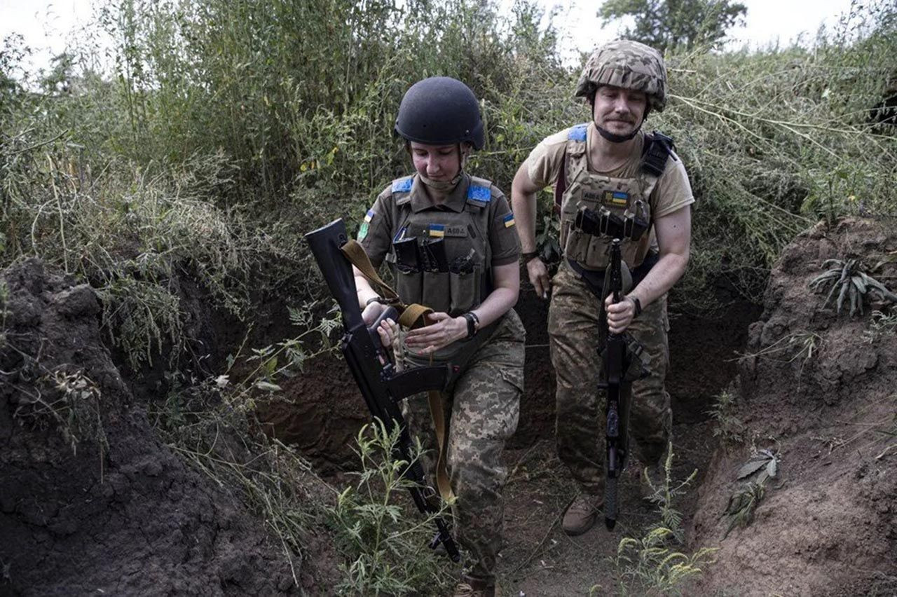 Ukrayna'nın elleri tetikte kadın askerleri her şartta görev yapıyor - Resim: 4