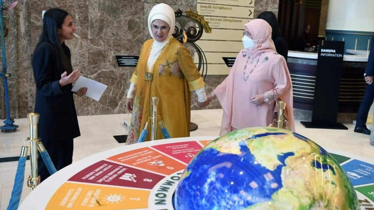 Emine Erdoğan, Malezya Kraliçesi Tunku Azizah ile el ele