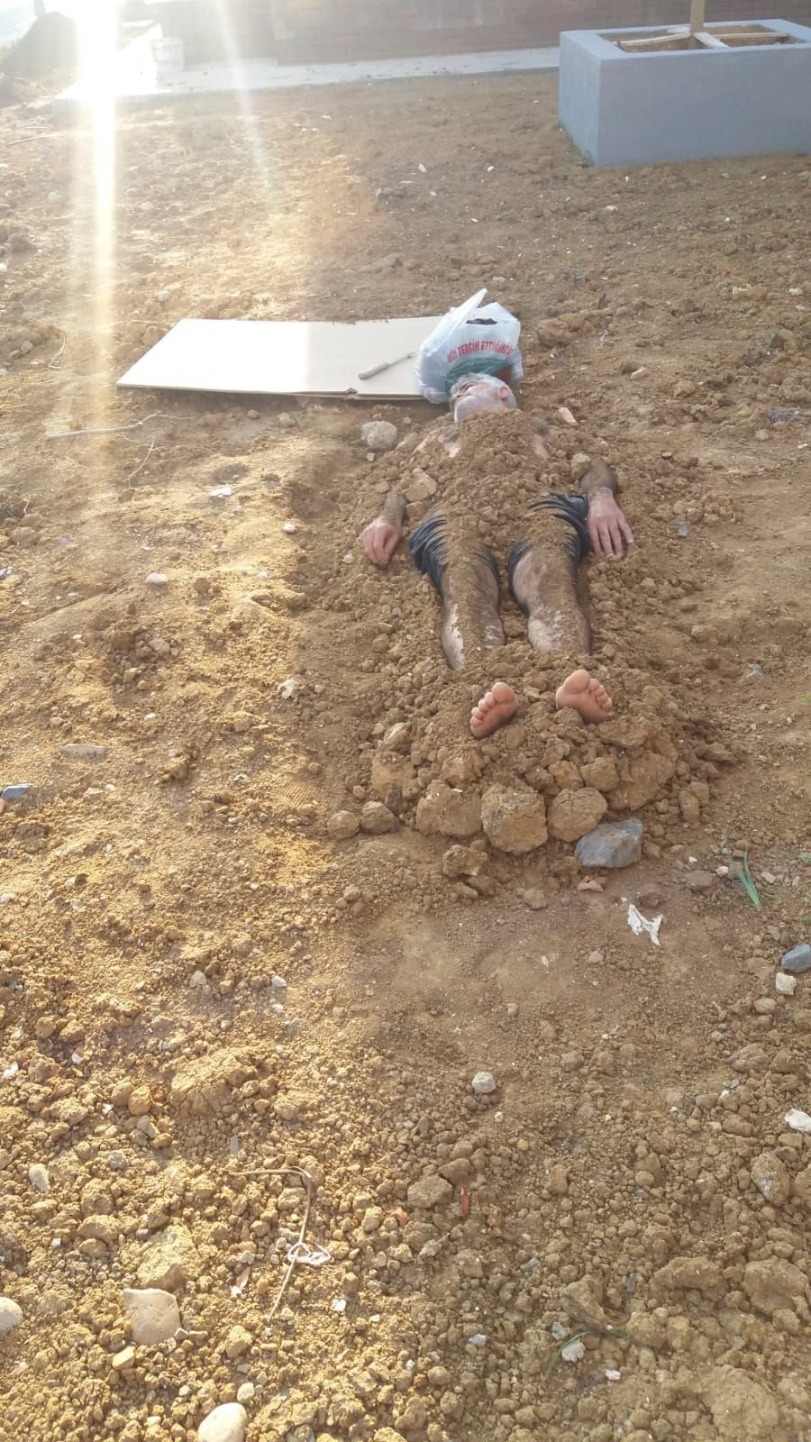 Eşini toprağa gömüp başında dua eden kadın polis alarma geçirdi - Resim: 2
