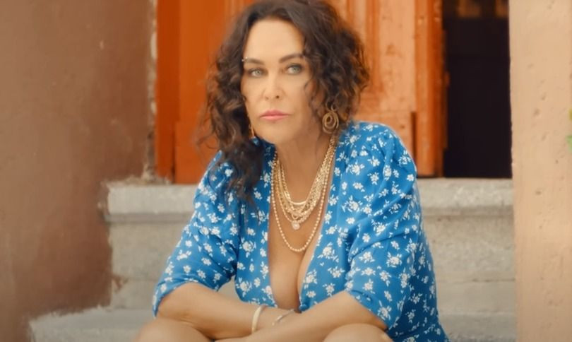 Hülya Avşar yönetmenliğini yaptığı yeni klibi için kesenin ağzını açtı - Resim: 3