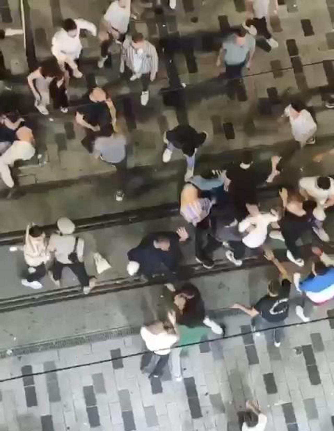 İstiklal Caddesi'nde meydan savaşı! Tekme tokat kavga ettiler - Resim: 4