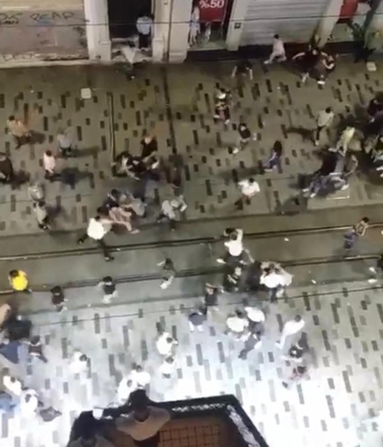 İstiklal Caddesi'nde meydan savaşı! Tekme tokat kavga ettiler - Resim: 1