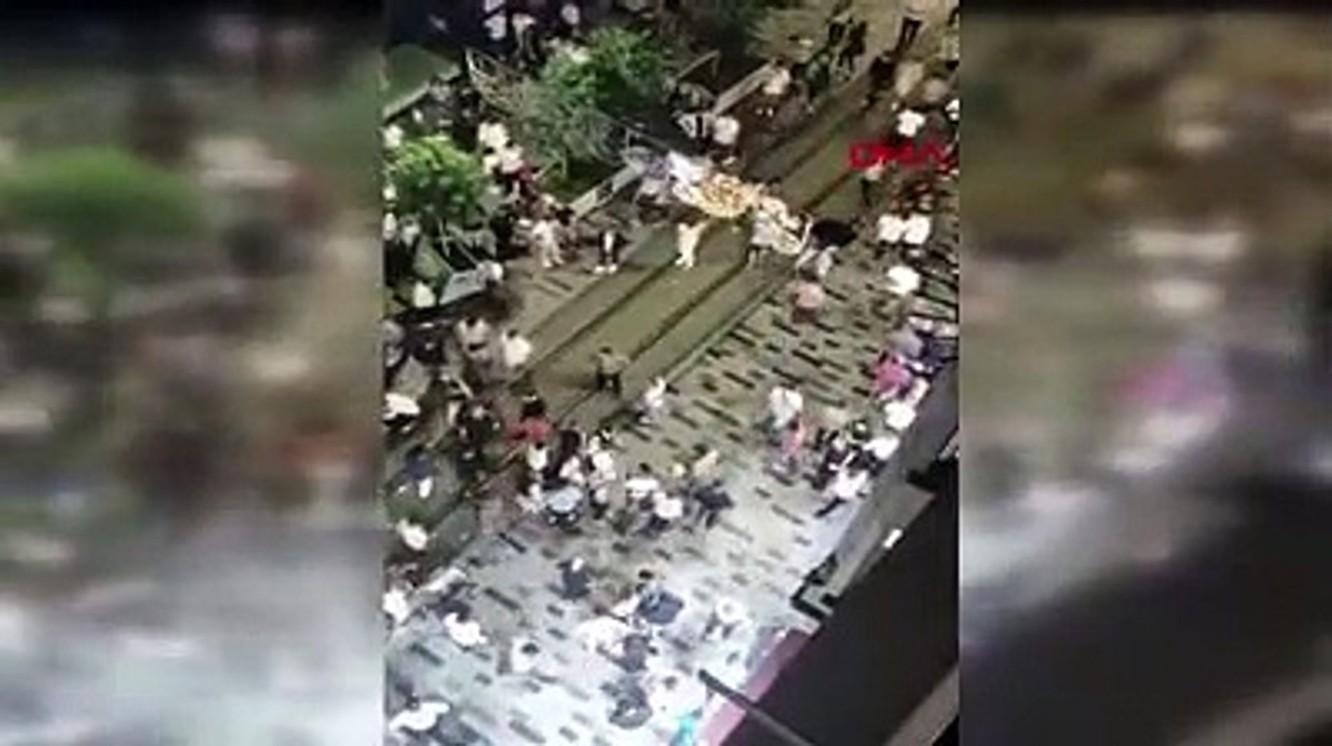 İstiklal Caddesi'nde meydan savaşı! Tekme tokat kavga ettiler
