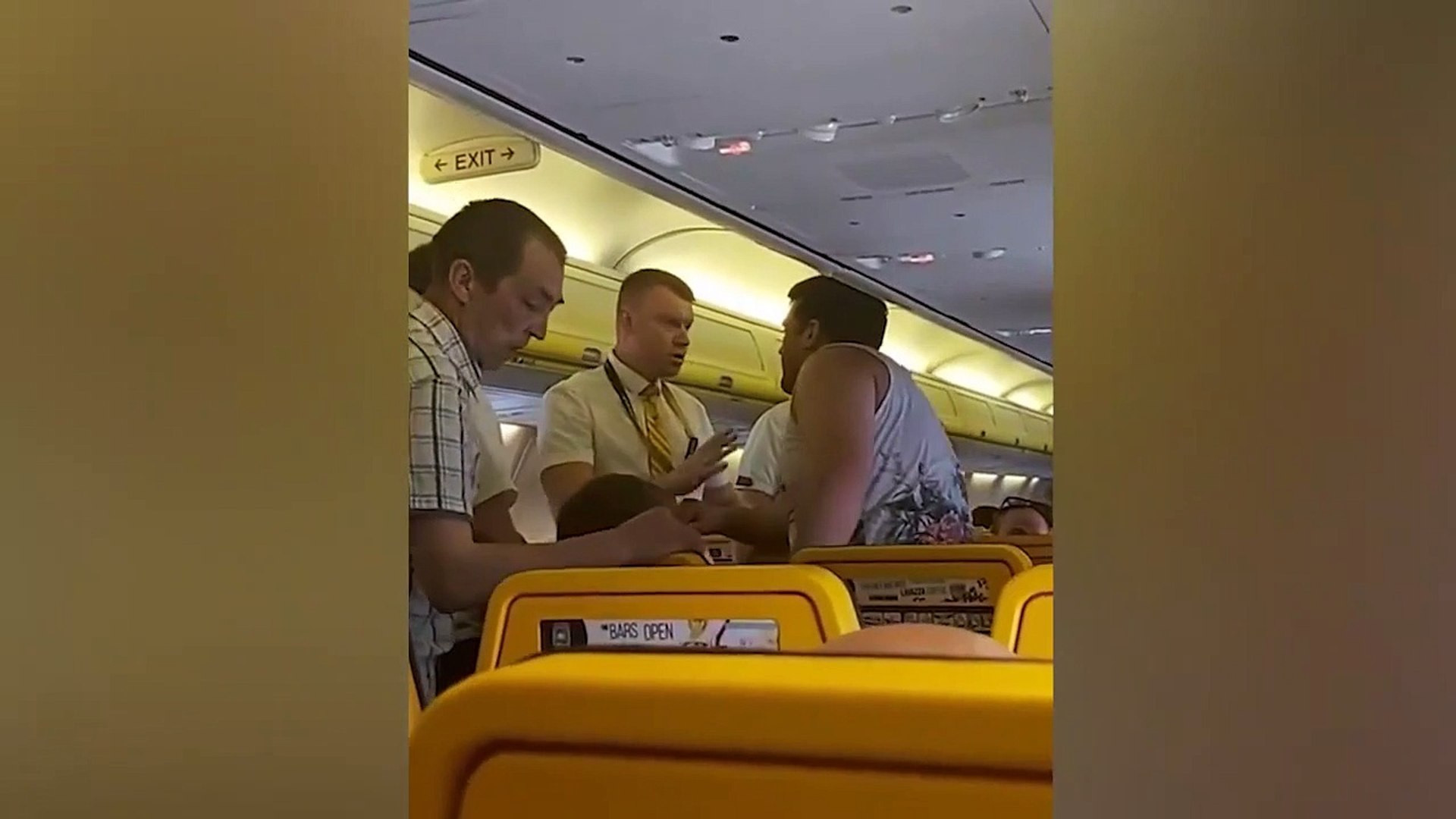 Uçakta ilginç anlar: Sarhoş yolcu uçağı birbirine kattı