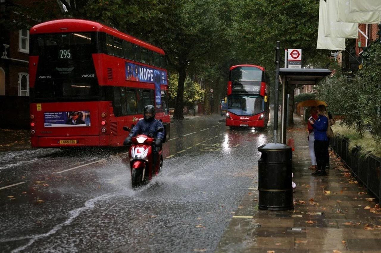 İngiltere'de sel hayatı felç etti! Metro ve tren seferleri iptal - Resim: 1