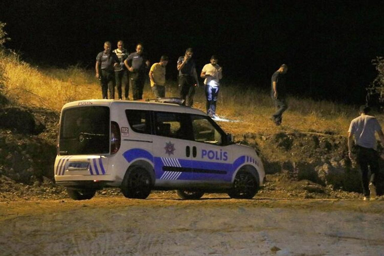 Elleri, ayakları ve ağzı bağlı bulunan kadın turistin oyunu - Resim: 4