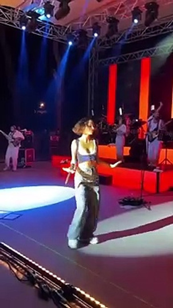Zeynep Bastık'tan sahnede dans şov!