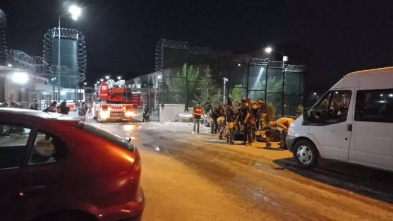 Kaçak sığınmacılar Geri Gönderme Merkezi'ni ateşe verdi - Resim: 1