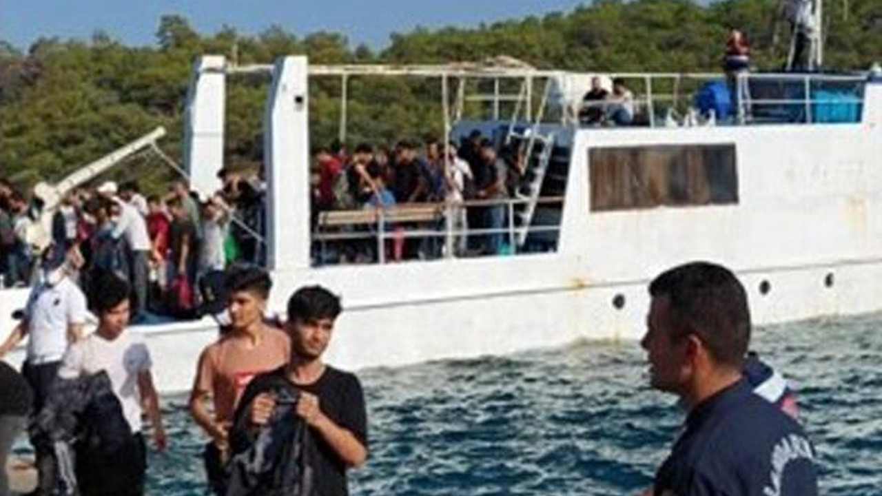 Rusya bandıralı teknede onlarca kaçak göçmen yakalandı