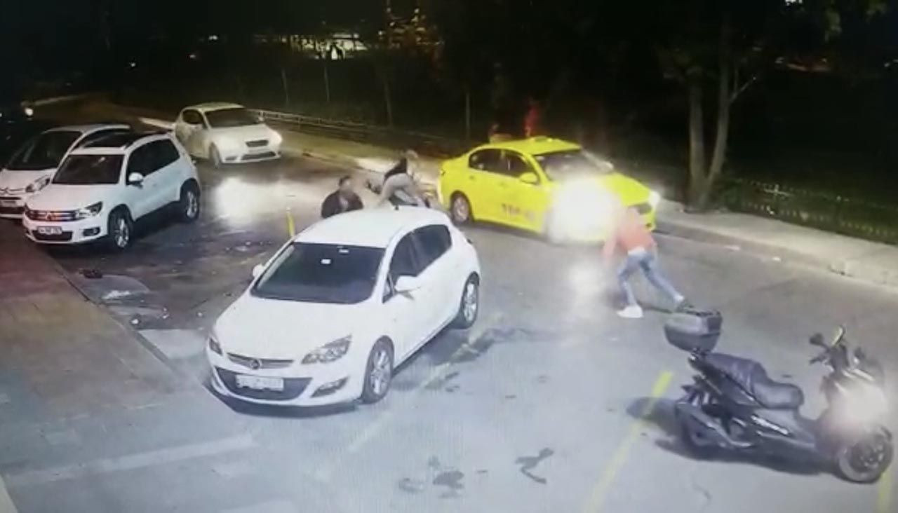 Siz misiniz çevreyi rahatsız eden! 3 kişiyi tek başına dövdü - Resim: 1