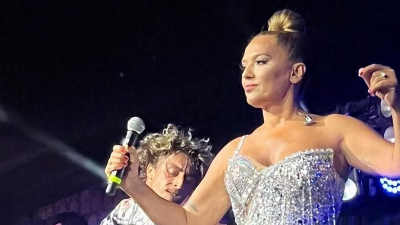 Demet Akalın ''göğüslerini biraz daha aç'' diyen takipçisini yanıtsız bırakmadı