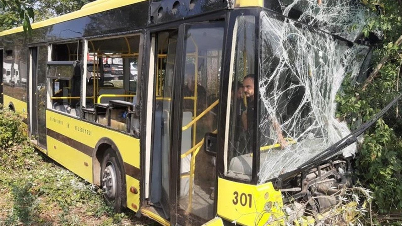 Belediye otobüsü kamyonete çarptı: Çok sayıda yaralı var