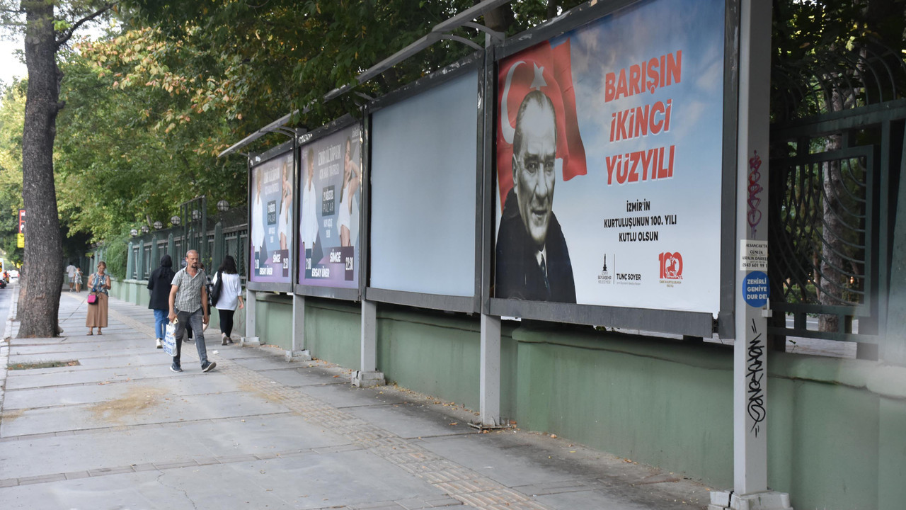 İzmir'de ''9 Eylül'' afişleri tartışma yarattı