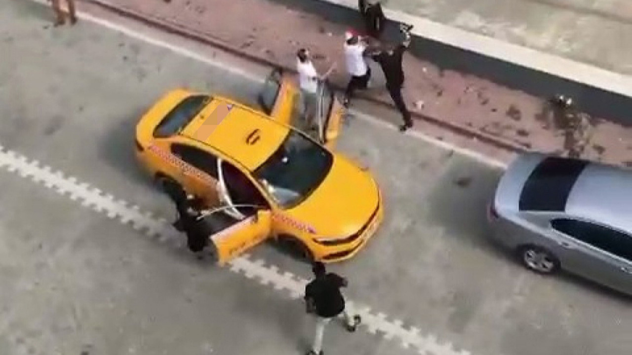 Taksici ile yabancı uyrukluların taşlı sopalı kavgası kamerada