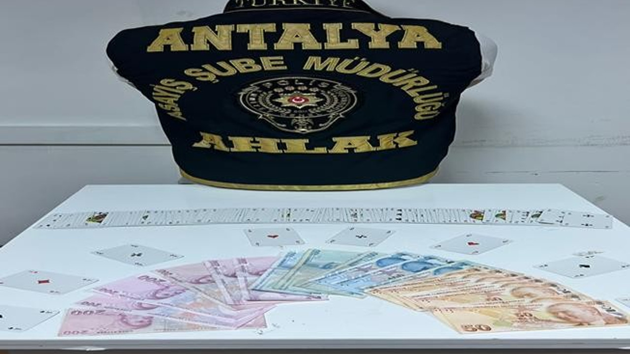 Antalya’da kumar operasyonu: 8 kişiye 14 bin 421 lira ceza
