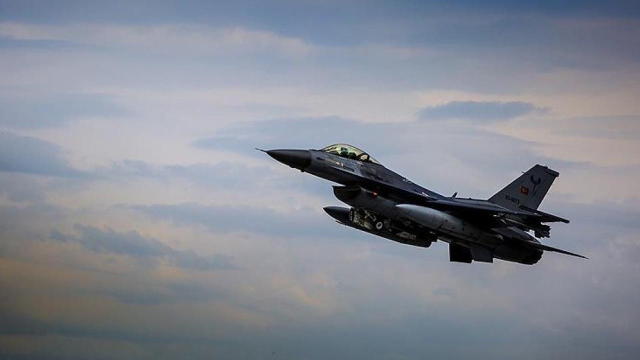 Yunan uçaklarından Türk F-16'larına taciz!