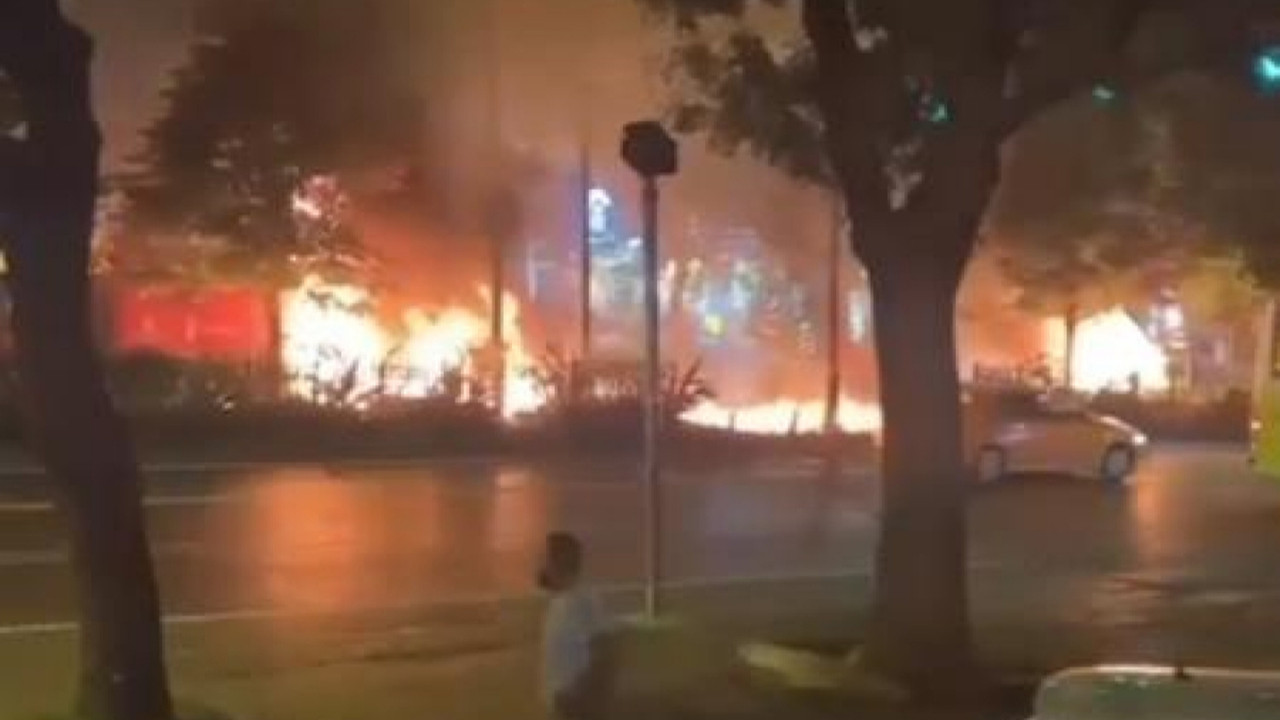 İstanbul'da gece yarısı korkunç kaza! Araçlar alev alev yandı