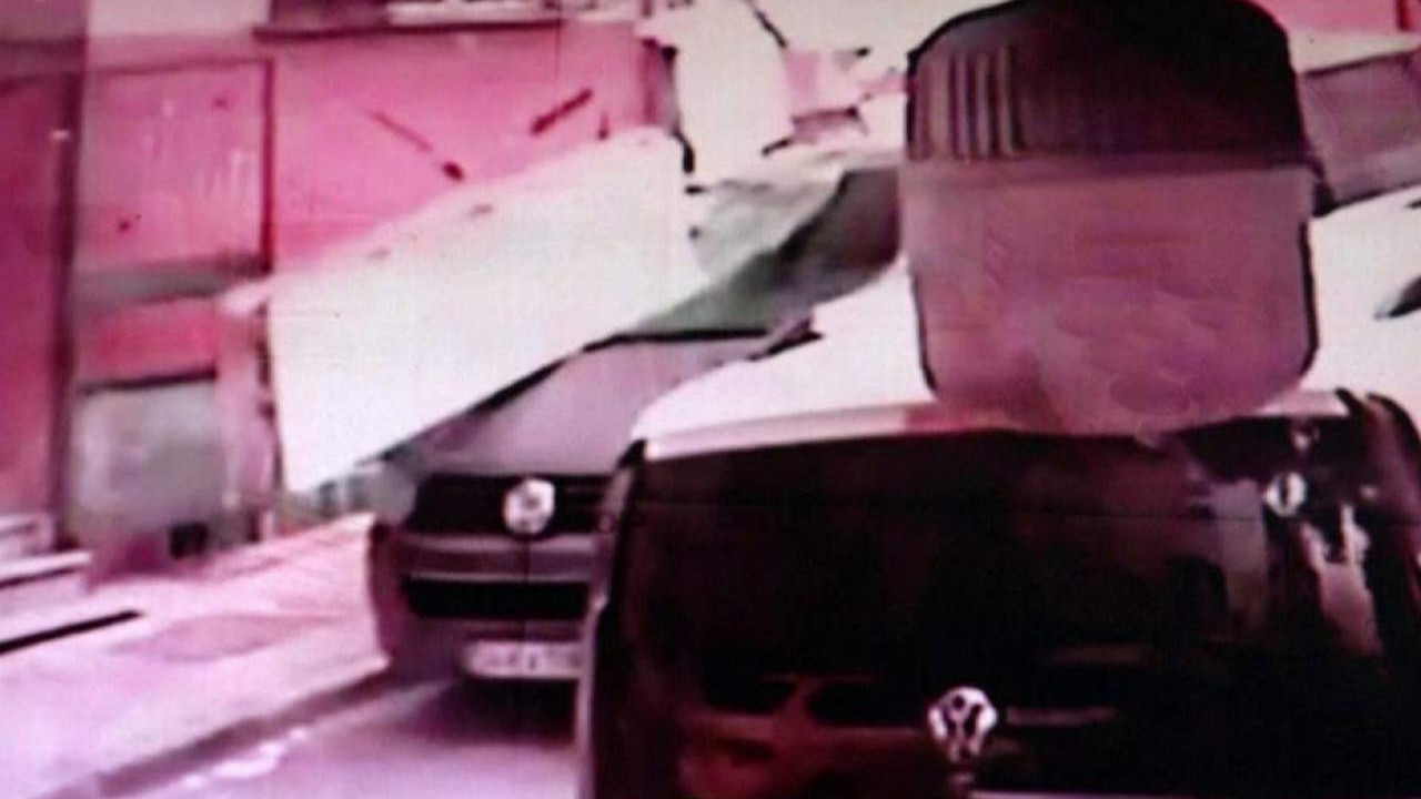 İstanbul'da korkunç olay! Aracın üzerine balkon çöktü