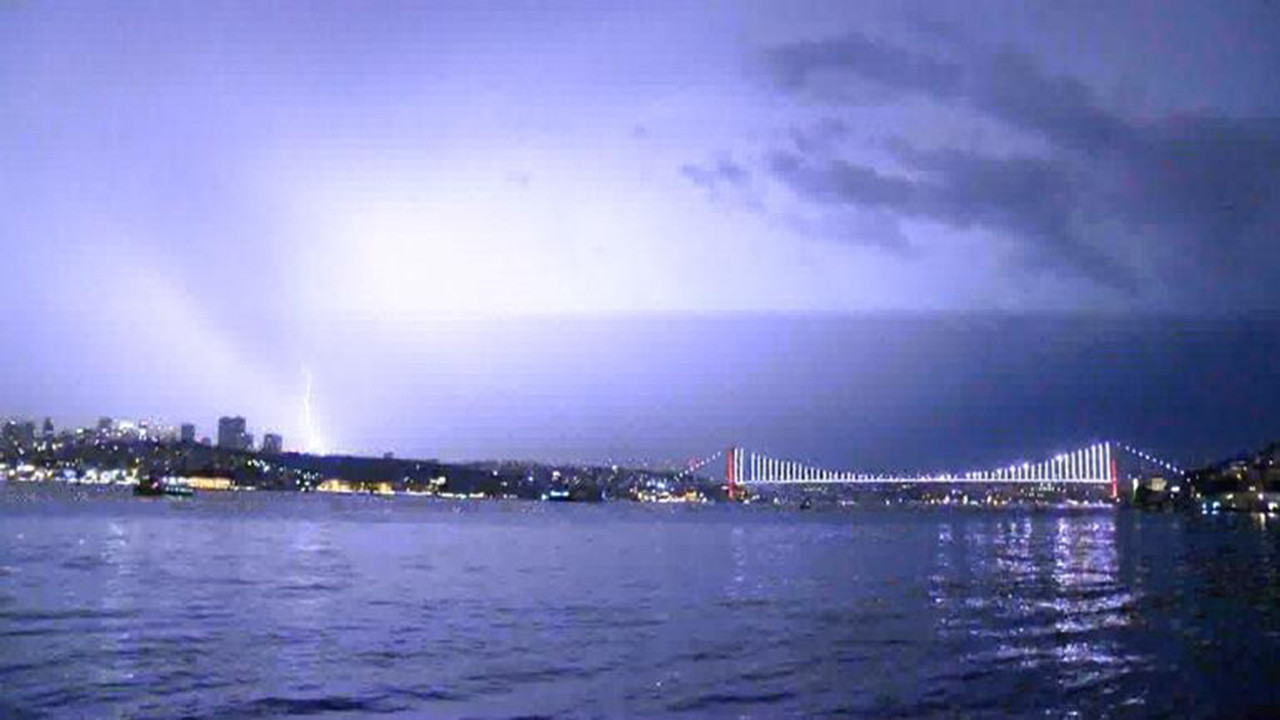 İstanbul'da dün gece... Şimşekler geceyi gündüze çevirdi