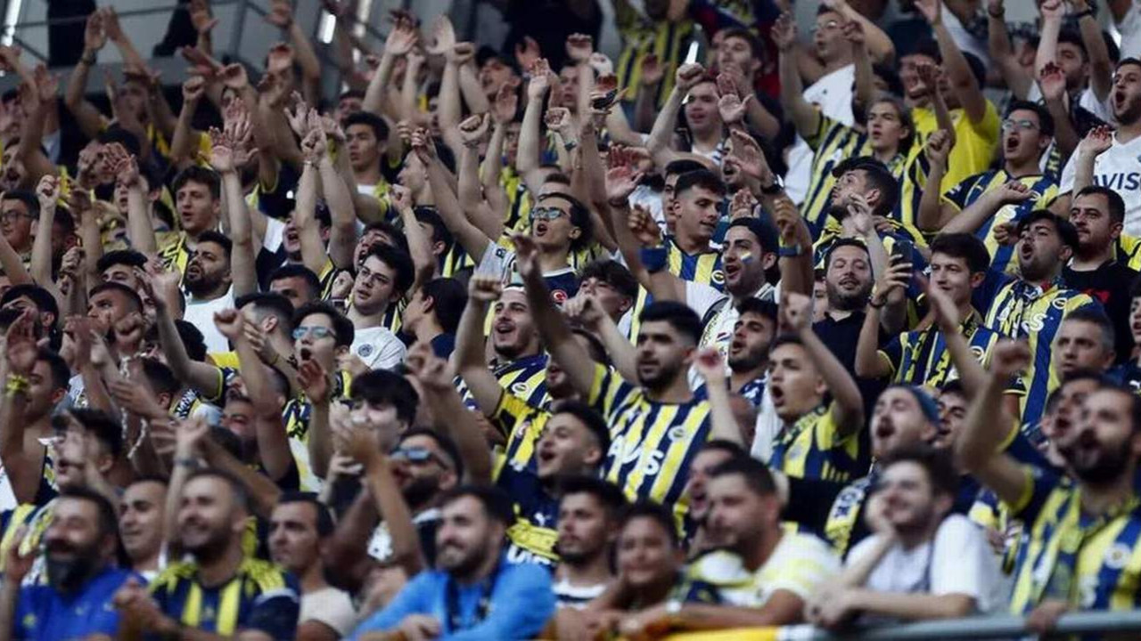 Fenerbahçe taraftarından Gülşen'e tezahüratla destek