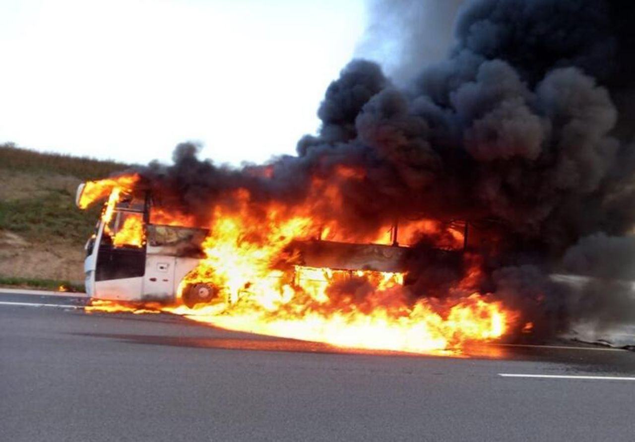 Yolcu otobüsünde dehşet! Yolcular içindeyken alev alev yandı - Resim: 1