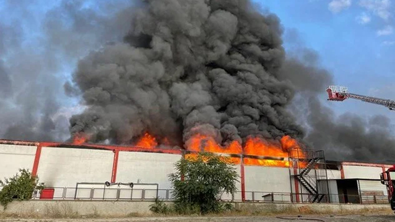 İplik fabrikası alev alev yandı
