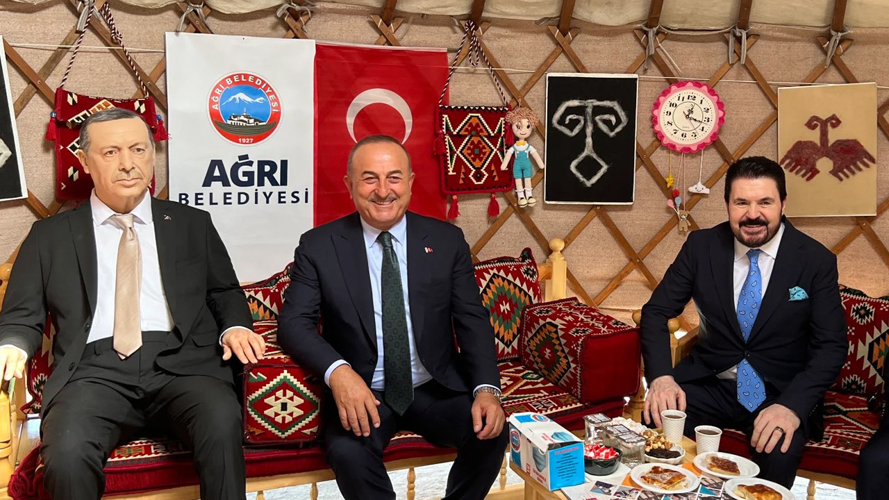 Bakan Çavuşoğlu, Erdoğan'ın maketiyle poz verdi