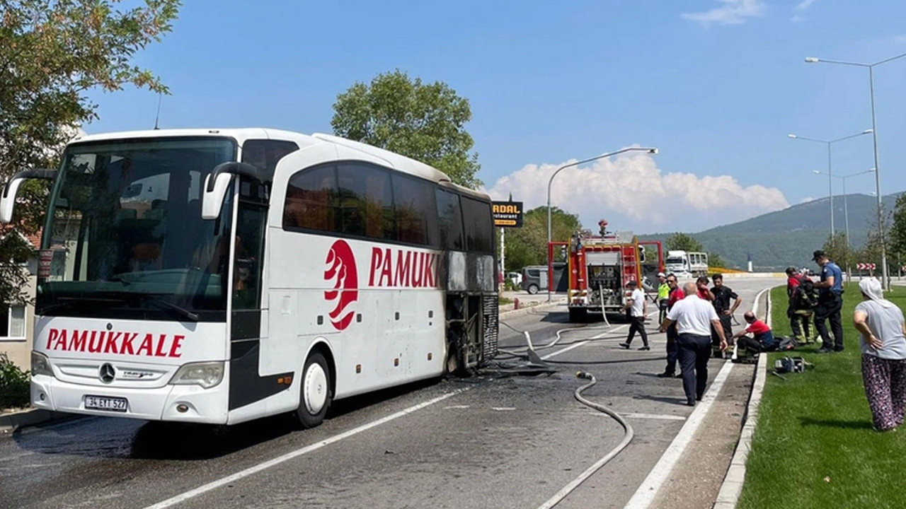 Denizli'de yolcu otobüsü seyir halindeyken alev alev yandı