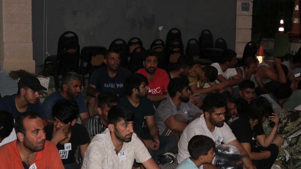 İzmir'de 98 göçmen kurtarıldı
