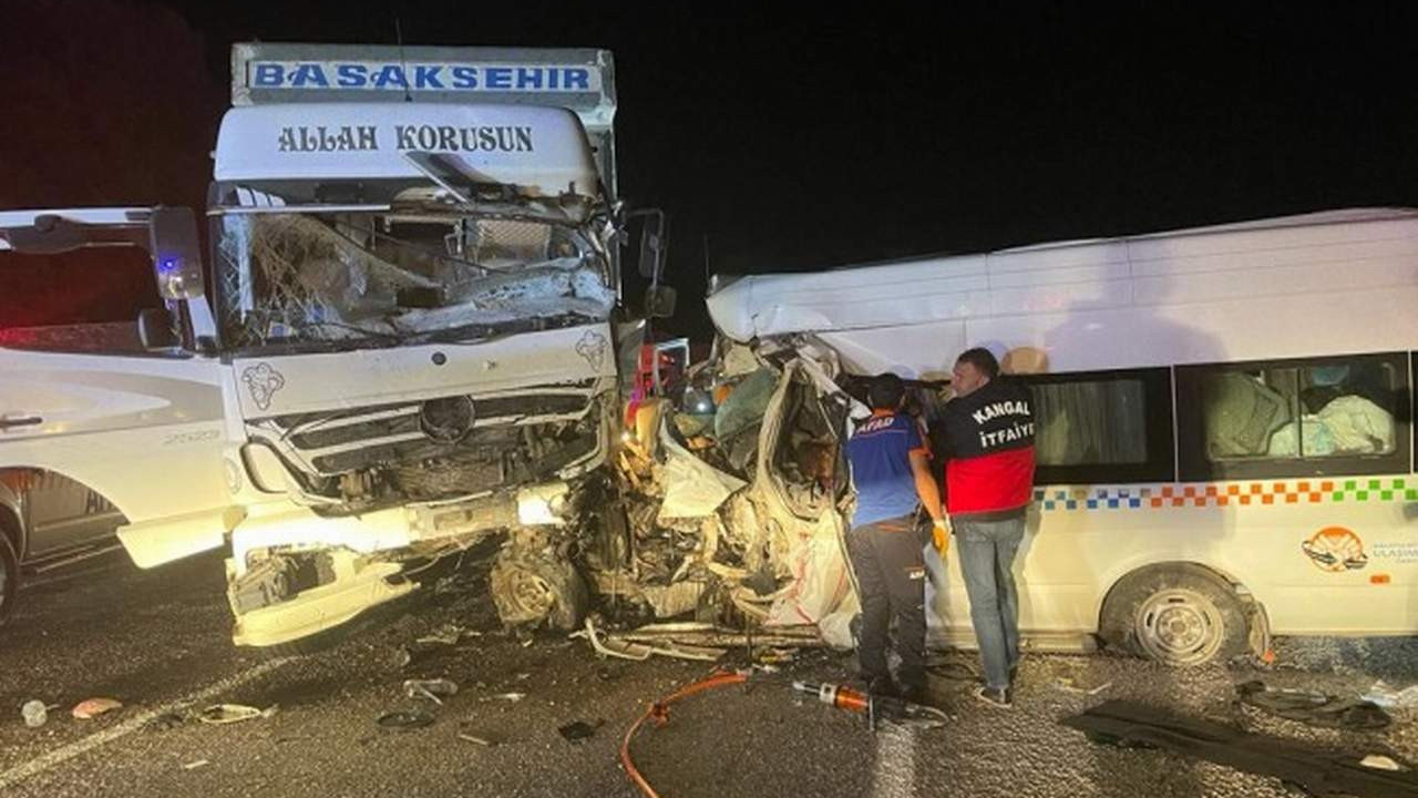 Katliam gibi kaza! 8 ölü, çok sayıda yaralı var!