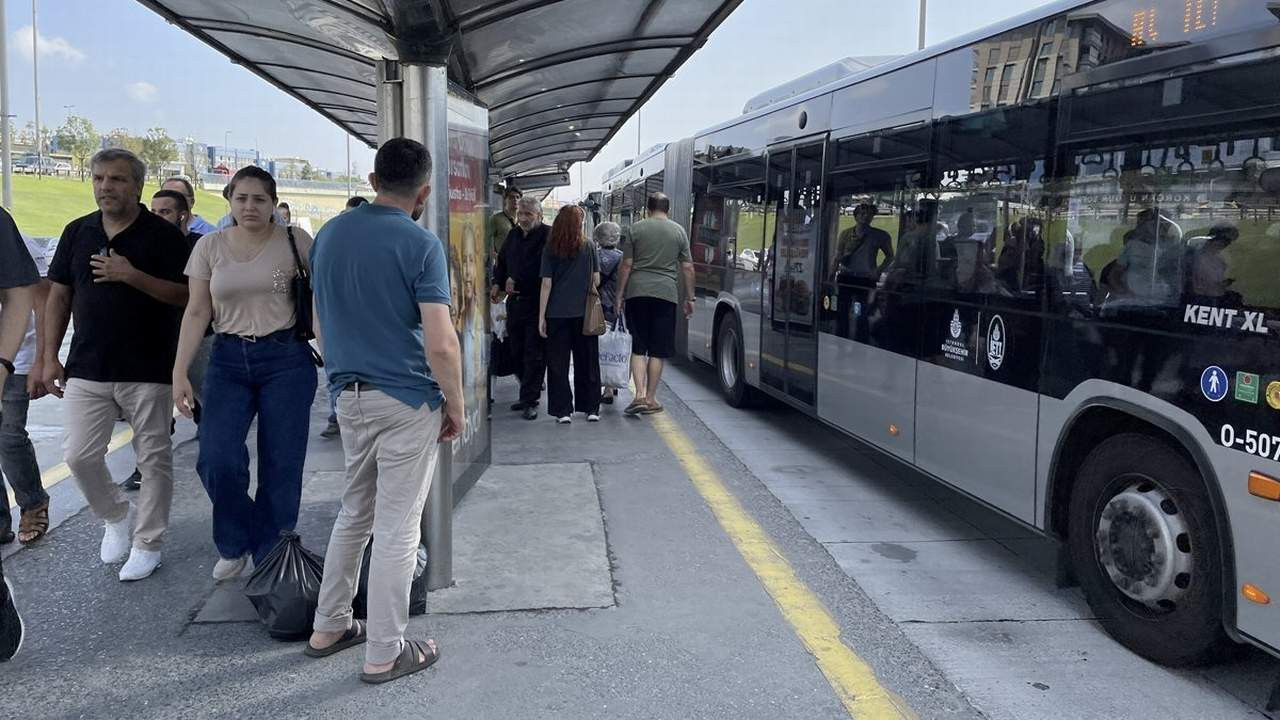 Cevizlibağ metrobüs durağı, Söğütlüçeşme yönüne kapatıldı