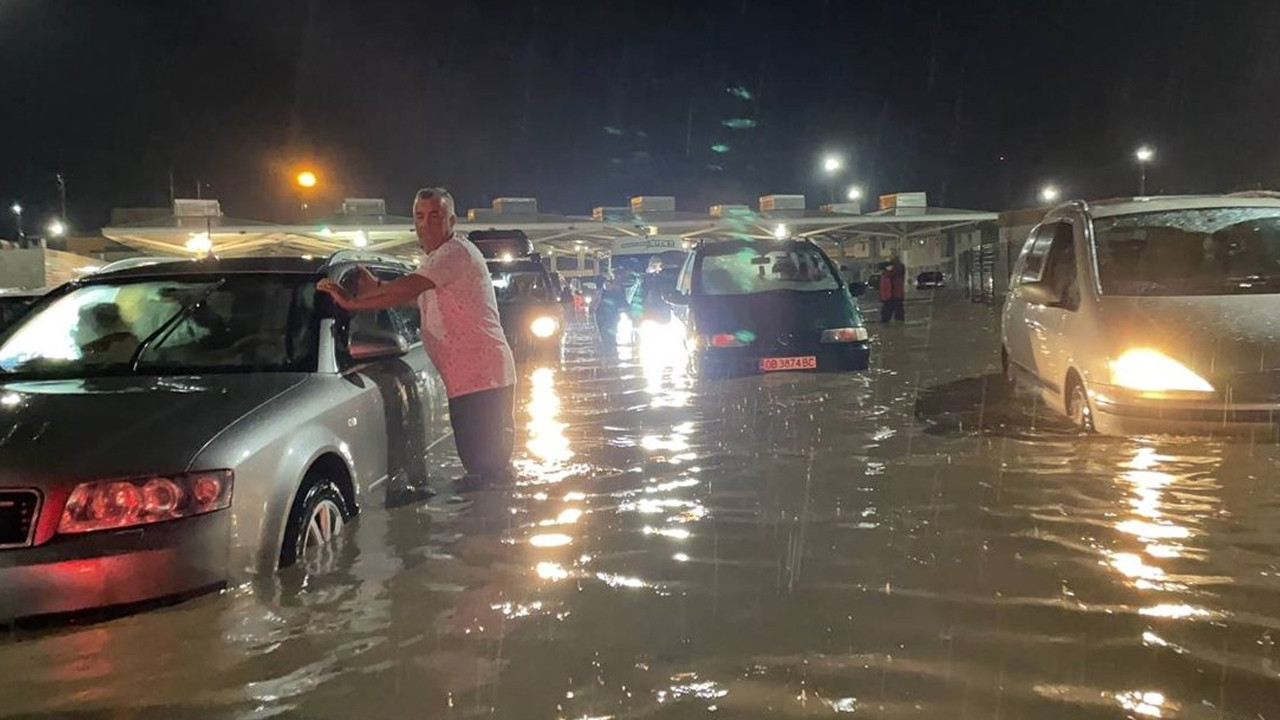 Kapıkule'yi sel vurdu: Araçlar mahsur kaldı, çıkışlar durduruldu