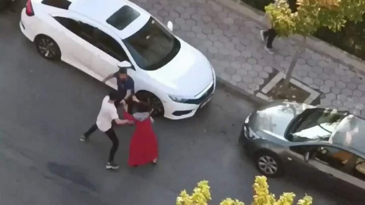 Bir cani daha sokak ortasında kadına sopayla saldırdı!