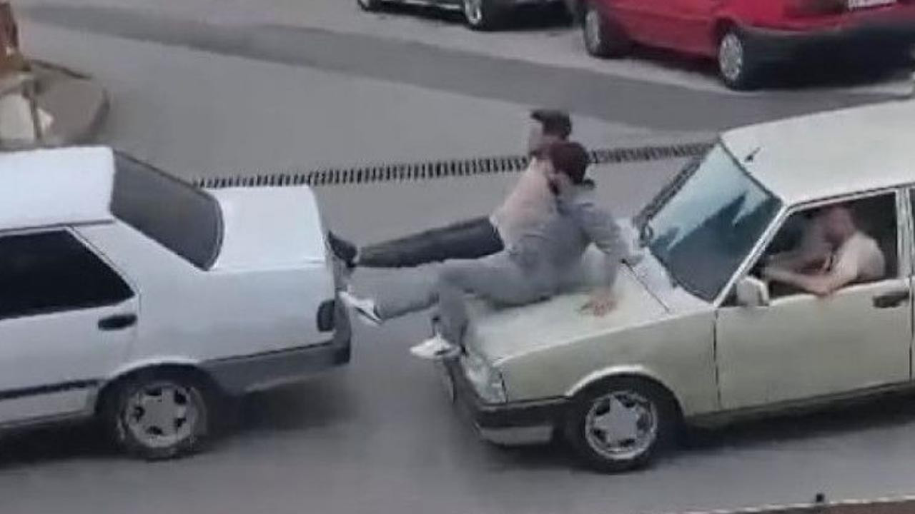 Yürekleri ağızlara getiren anlar: Otomobilin kaputuna oturup arabayı ittiler
