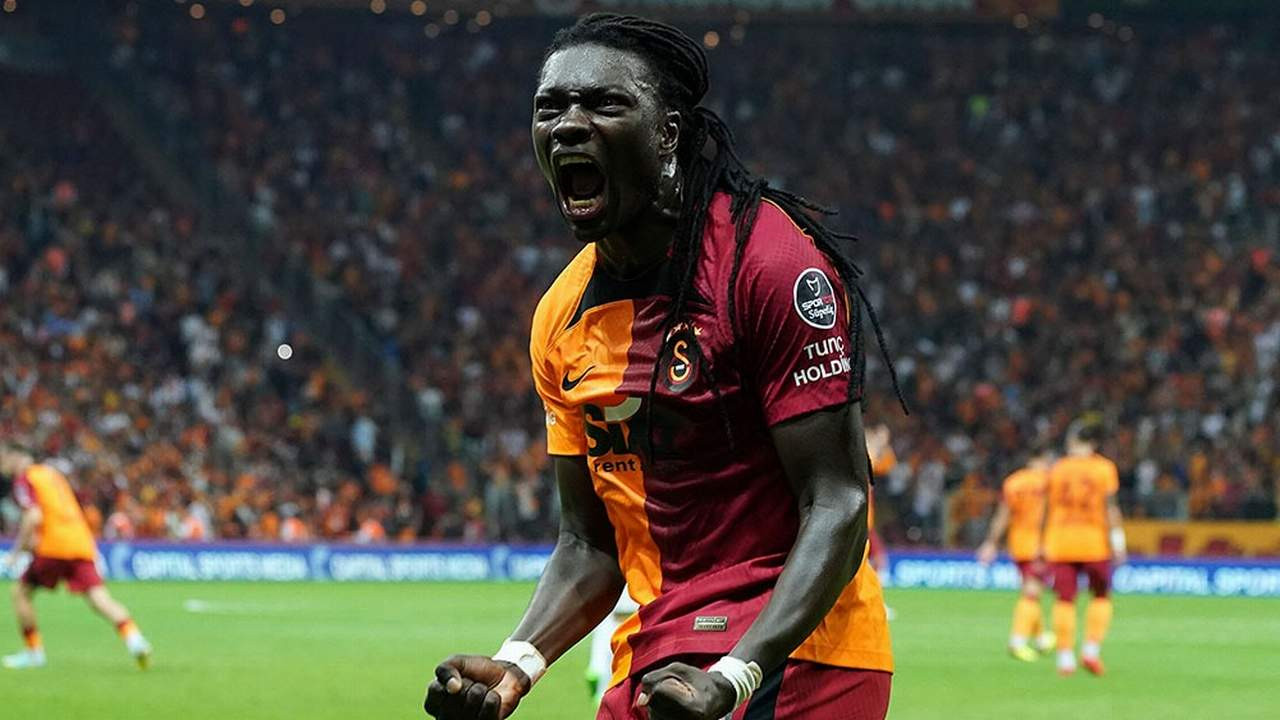 Galatasaray 10 kişiyle kazandı